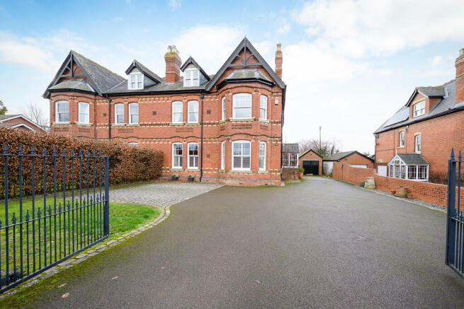 6 bedroom semi-detached house for sale