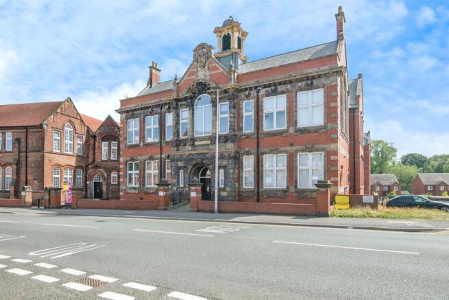 1 bedroom ground floor flat for sale