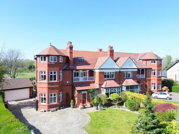 6 bedroom semi-detached house for sale