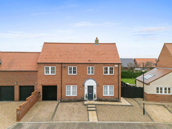 4 bedroom link detached house for sale