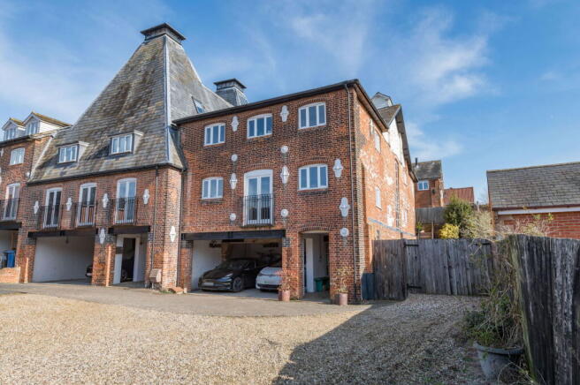 5 bedroom town house for sale