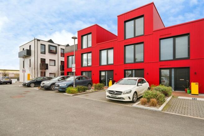 3 bedroom town house for sale