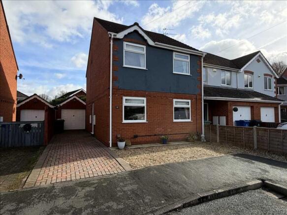 3 bedroom link detached house for sale