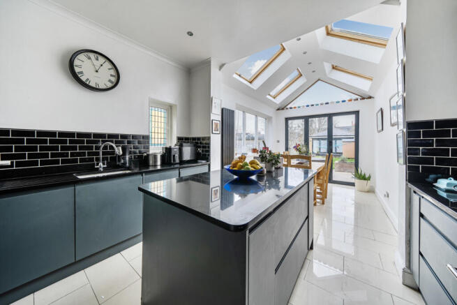 5 bedroom semi-detached house for sale