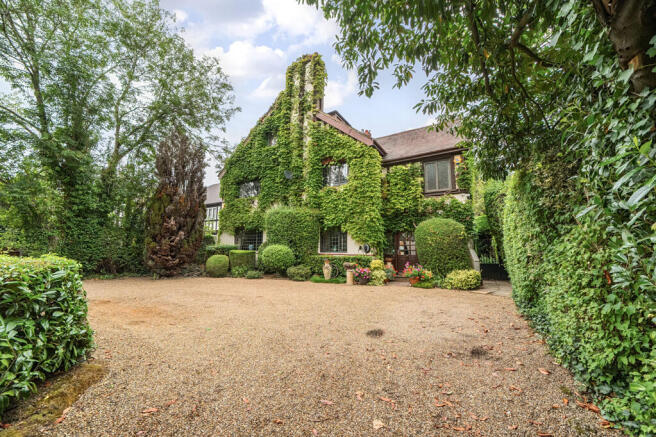 6 bedroom detached house for sale