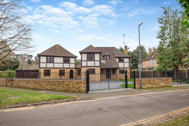 5 bedroom detached house for sale