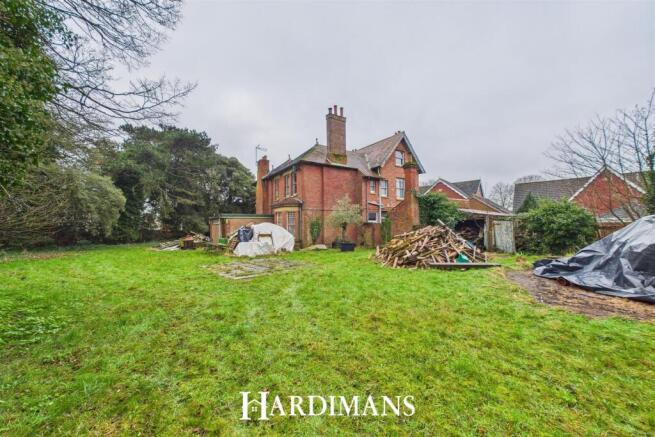 6 bedroom detached house for sale