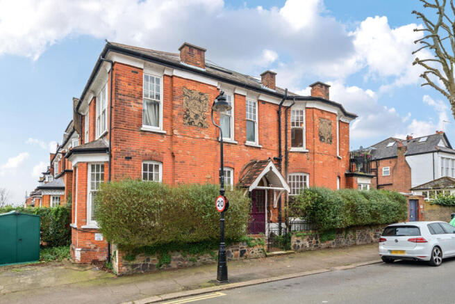 3 bedroom flat for sale