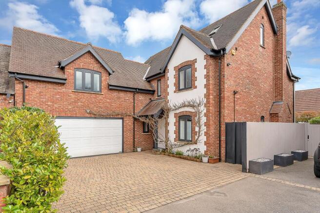 5 bedroom detached house for sale