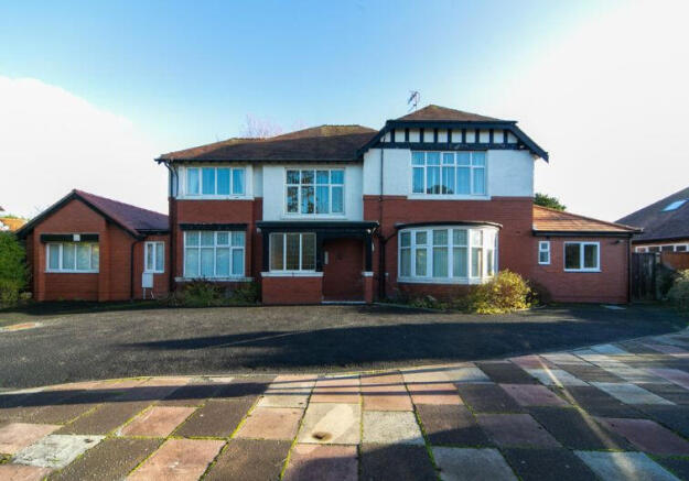 8 bedroom detached house for sale