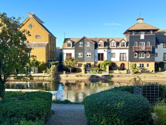 4 bedroom end of terrace house for sale