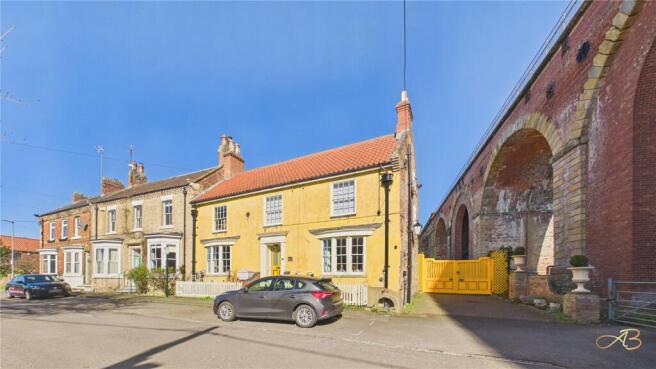 4 bedroom end of terrace house for sale