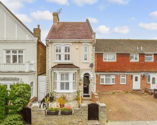 3 bedroom link detached house for sale