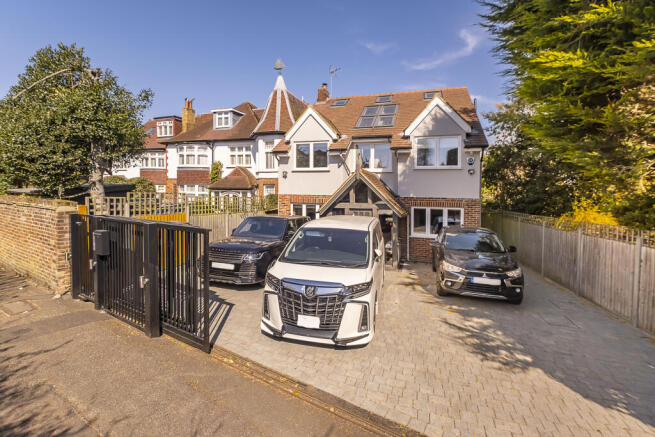 5 bedroom detached house for sale