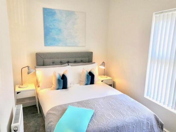 6 bedroom end of terrace house for sale