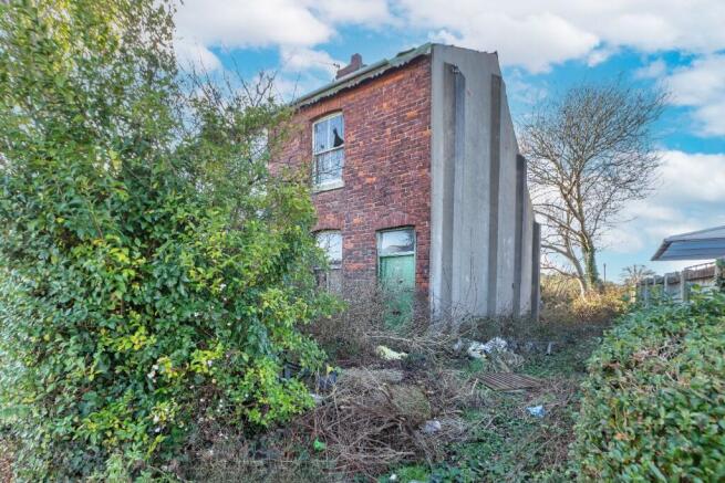 2 bedroom detached bungalow for sale