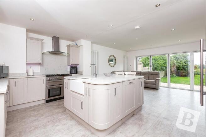 5 bedroom semi-detached house for sale