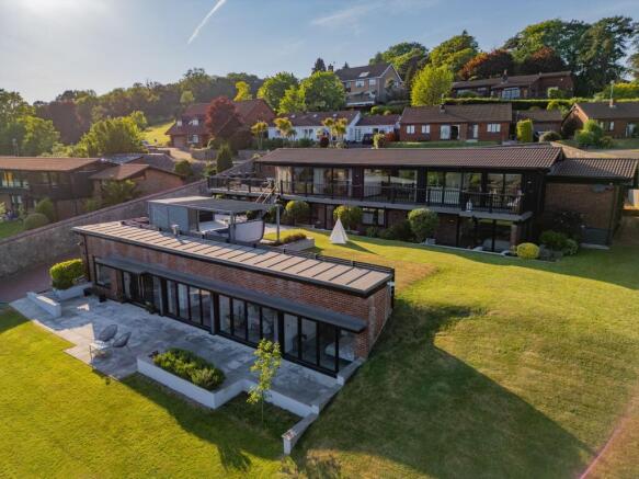 6 bedroom detached house for sale