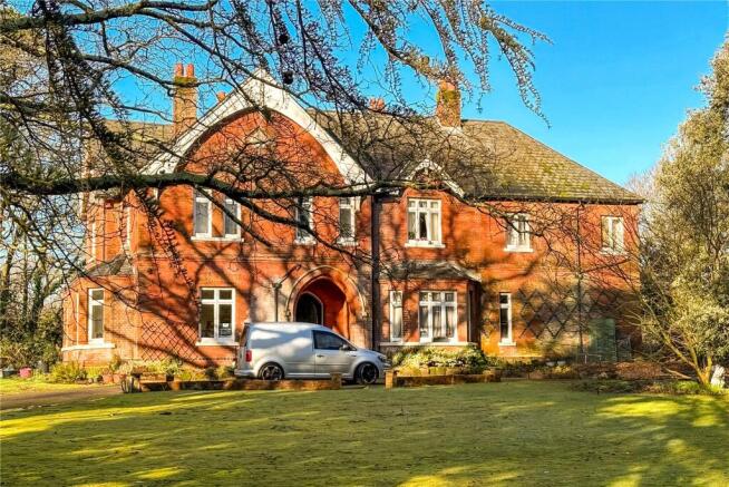 6 bedroom detached house for sale