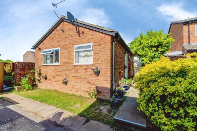 2 bedroom detached bungalow for sale