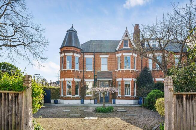 6 bedroom semi-detached house for sale
