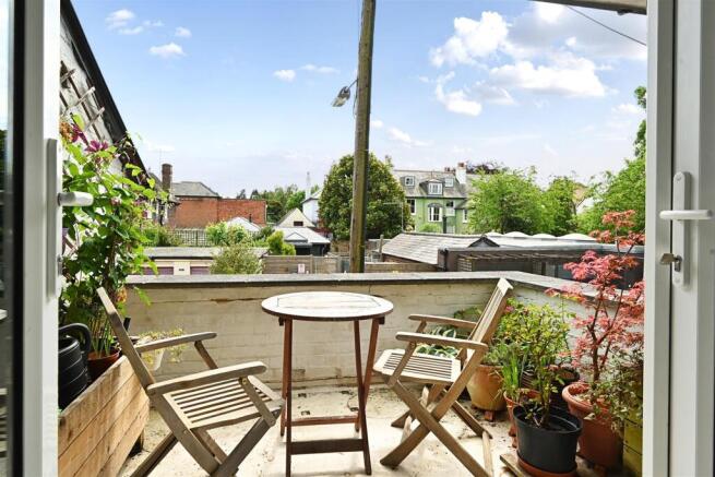 3 bedroom maisonette for sale