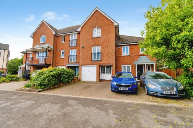 3 bedroom town house for sale