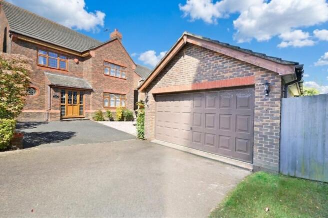 5 bedroom detached house for sale
