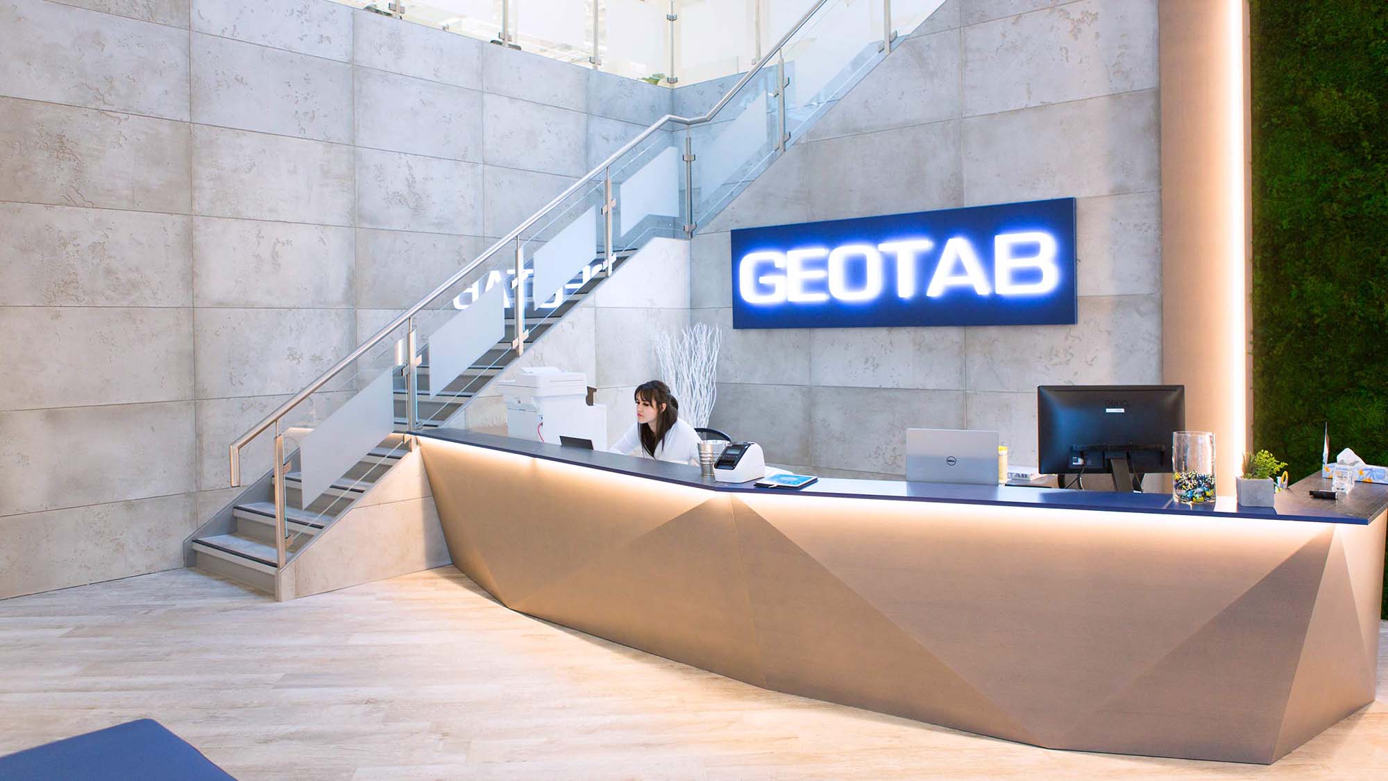 Geotab总部接待处，有接待员