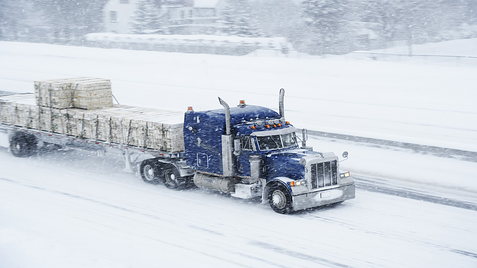 雪地上行驶的卡车