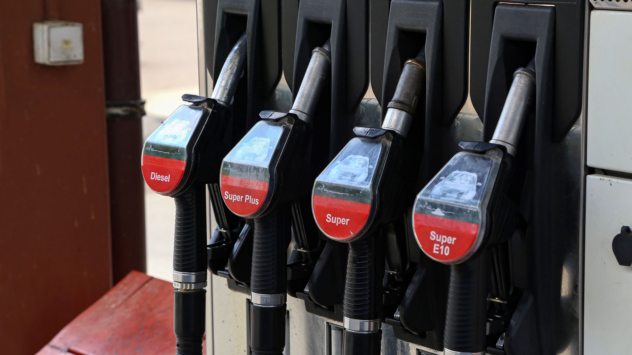 Eine Zapfsäule an einer deutschen Tankstelle mit den Kraftstoffen Diesel, Super Plus, Super und Super E10