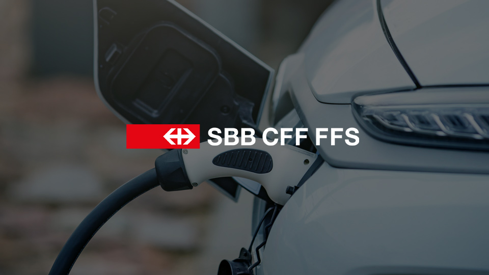 Logo SBB AG con sfondo macchina elettrica in ricarica