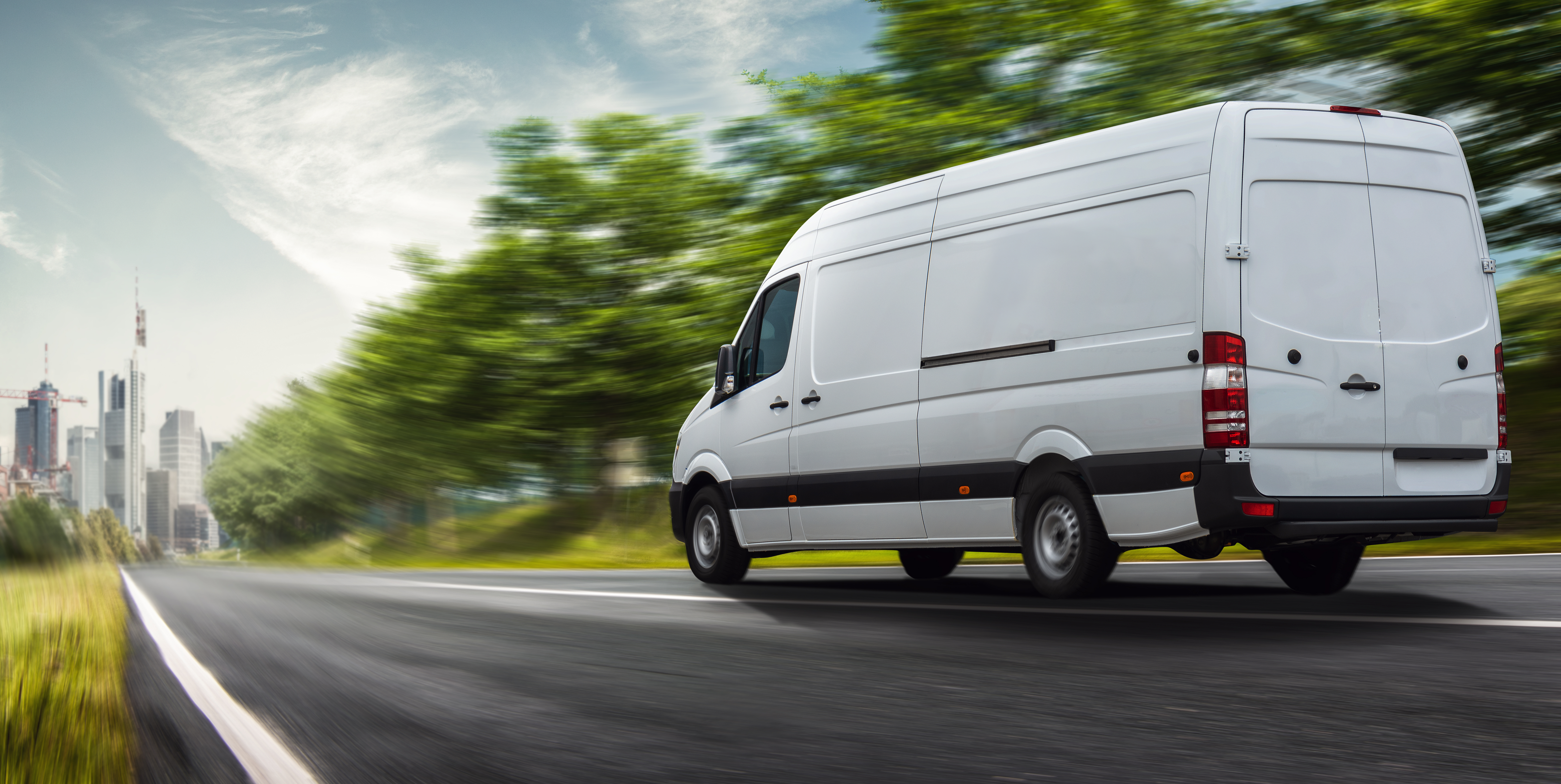 Image d’un camion blanc sur la route