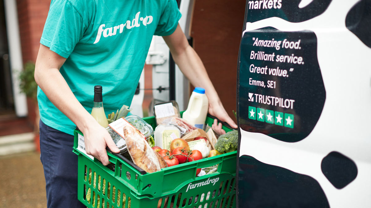 Employé de Farmdrop chargeant une camionnette de courses