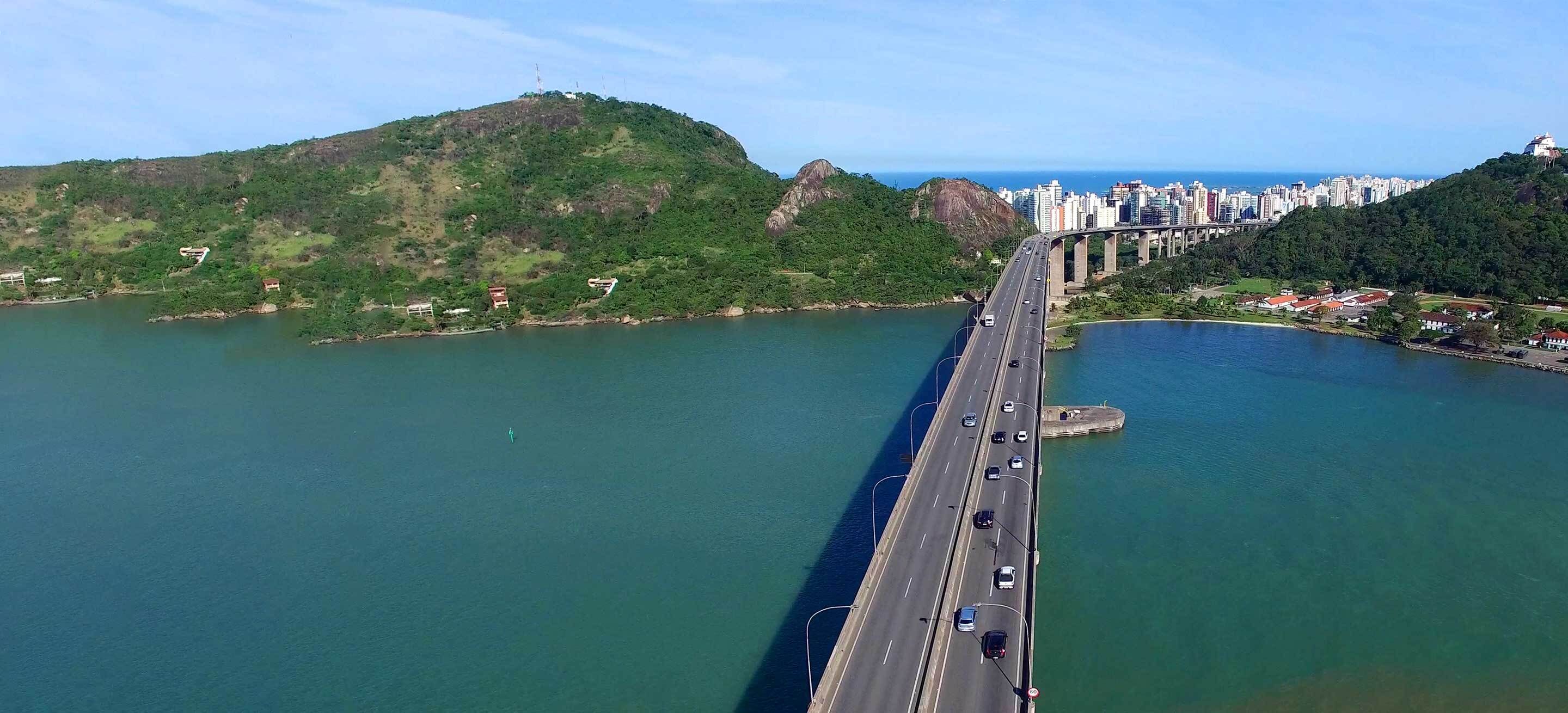 ponte sobre a água com carros