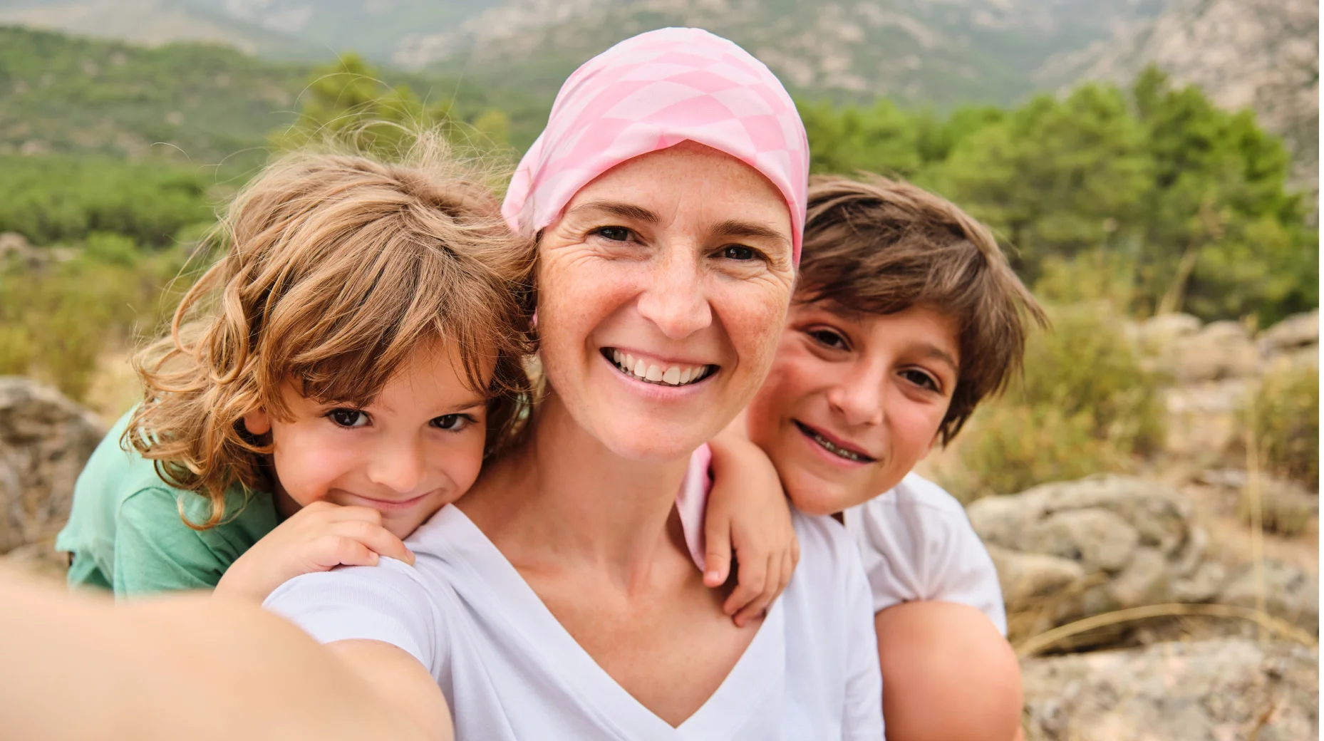 Mujer con cáncer contenta con sus hijos ya que ha cobrado la indemnización