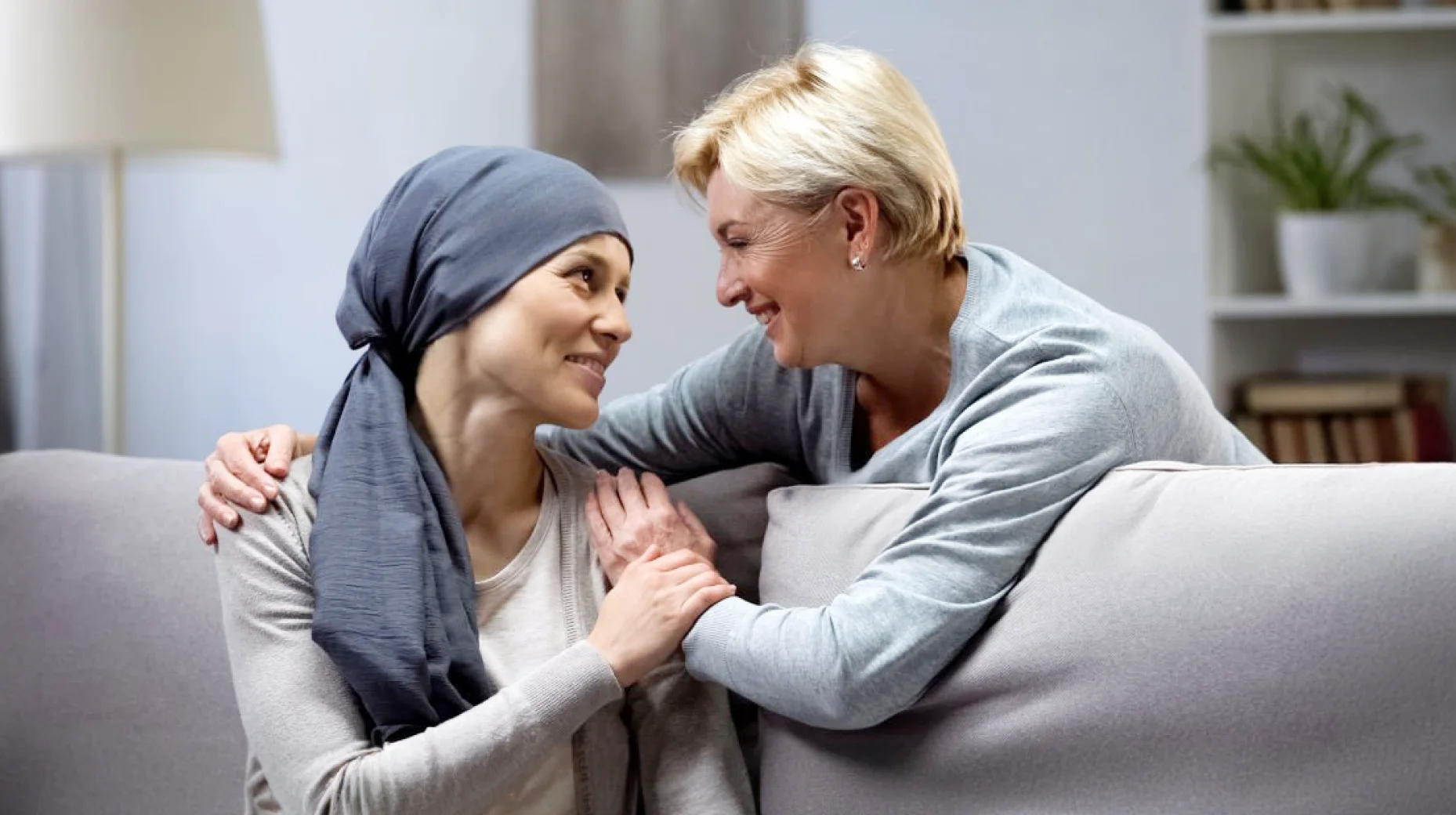 Mujer con su madre contentas porque la hija ha cobrado el dinero del seguro AXA by Life5