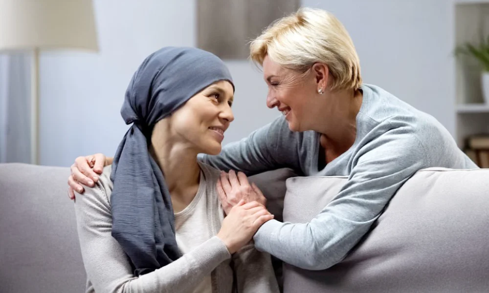 Mujer con su madre contentas porque la hija ha cobrado el dinero del seguro AXA by Life5