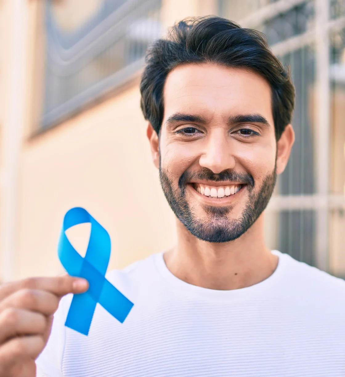 hombre con cáncer contento de cobrar el seguro