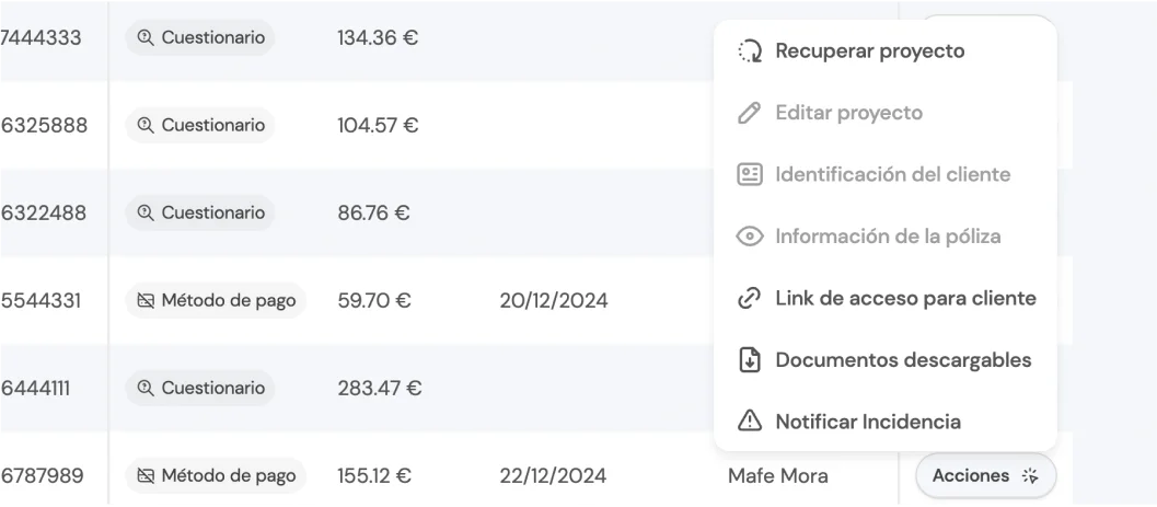Menú desplegable de acciones junto a cada cliente en la BrokerApp de Life5.