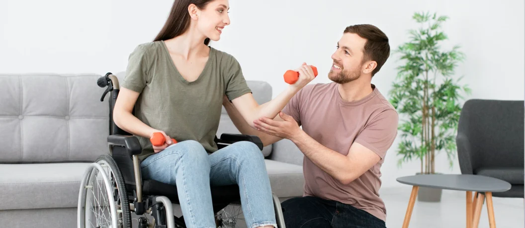 Pareja unida, ella en silla de ruedas