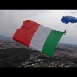 Paracadutista scende con il Tricolore