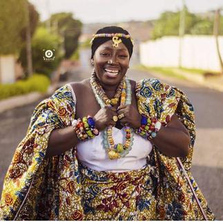 Akumaa Mama Zimbi Ditches Her DSTV Dish Headgear- Drops Regal PHOTOS To Celebrate Her Birthday