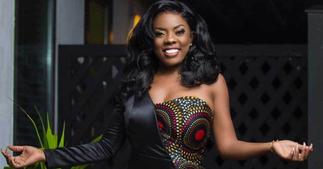 Nana Aba Anamoah Finally Gets A Job For University Graduate Selling T-Roll In Traffic » GhBasecom™