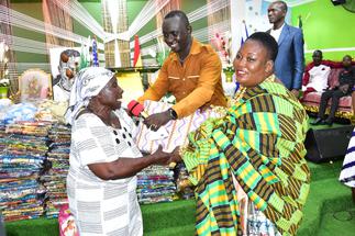 Kasapa FM's Apostle Agyenim Boateng donates items worth GHC70,000 to 700 widows