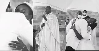 Ghanaian priest causes stir as he sings Kwabena Kwabena's song for couple in church ▷ Ghana news