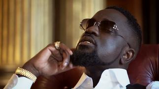 Sarkodie Goes On 'Gifting Spree' As He Gifts Kofi Jamar, Camidoh, Amerado And Other Arts Stuff In UK » GhBasecom™