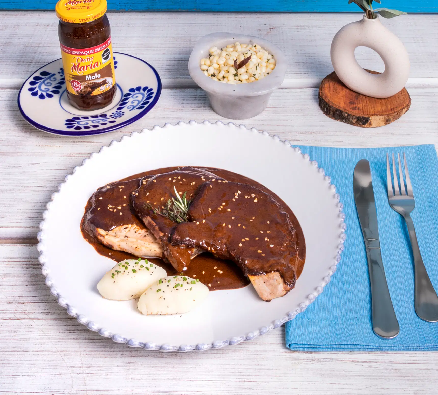 recipe Chuletas de cerdo con mole y esquites image