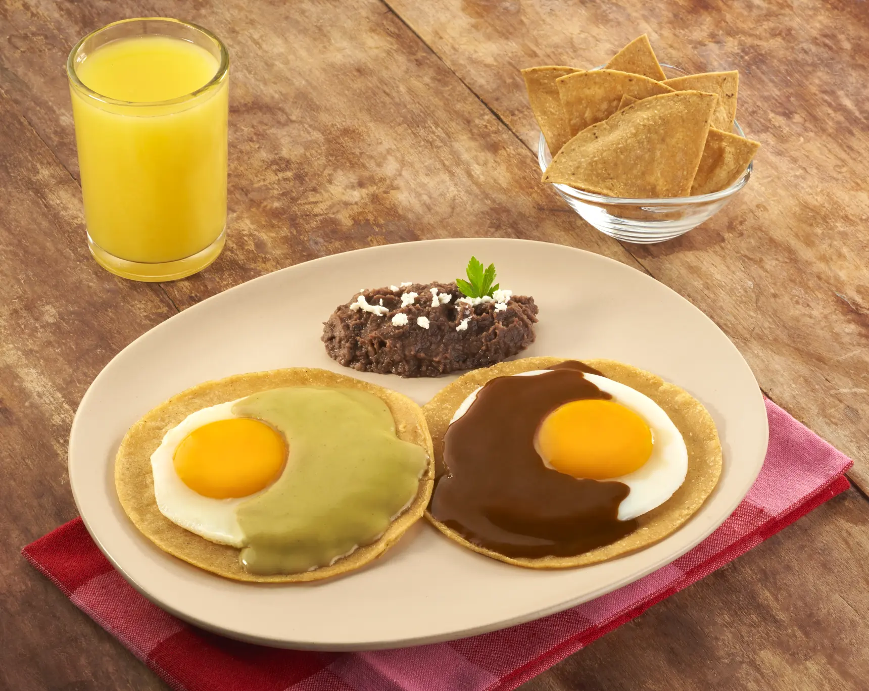 recipe Huevos divorciados con mole verde y rojo Doña María® image