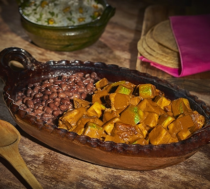 Guisado de chilacayote con mole poblano
